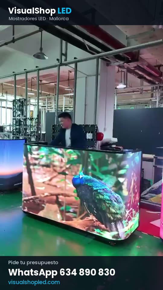 Vídeo de un mostrador LED encendido en fábrica
