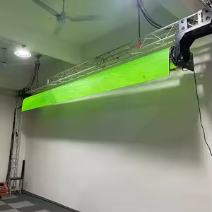 Pantalla LED flexible colgada y curvada